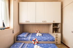ein kleines Schlafzimmer mit einem Bett mit Spielzeug in der Unterkunft The Sunrise Attico Panoramico in Porto Cesareo