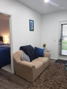 ein Wohnzimmer mit einem Sofa und einem Bett in der Unterkunft Walk 2mins to Shopping & Bussing,1-Bed Room Suite in Fort McMurray