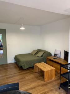 - une chambre avec un lit et une table en bois dans l'établissement Studio *Centre-ville* Terrasse 20 m² ensoleillée, à La Grande Motte
