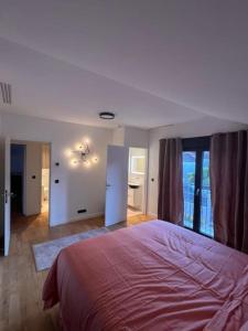 um quarto com uma cama grande num quarto em Maison Familiale em Vitry-sur-Seine