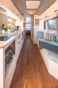 Blue Airstream Secluded Airstream*HotTub*Wi-Fi tesisinde mutfak veya mini mutfak