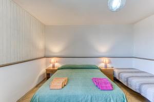 sypialnia z 2 łóżkami i ręcznikami w obiekcie Casa Puzzedde w mieście Castrignano del Capo