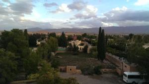 - une vue aérienne sur un village arboré et une camionnette dans l'établissement Hôtel El Ayachi, à Midelt