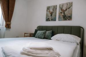 ein Schlafzimmer mit einem Bett und einem Handtuch darauf in der Unterkunft Csongor Lak in Igricetanya