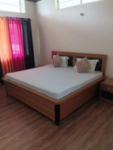 una camera con un grande letto di Sadhna Holiday Home a Bhowāli