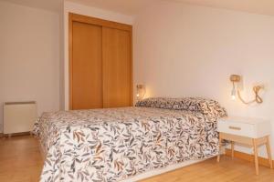 una camera con letto, comodino e letto sidx sidx sidx. di Apartamento a estrenar en A Pobra do Caramiñal a A Pobra do Caramiñal
