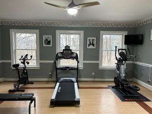 un gimnasio con equipamiento de ejercicio en una habitación en 37 Oak Ridge House, en Wellsboro