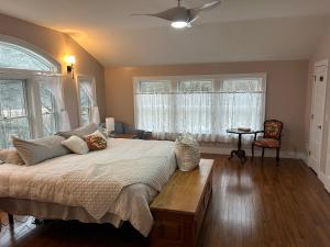 una camera con un grande letto e una finestra di 37 Oak Ridge House a Wellsboro