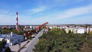 una vista aérea de una ciudad con una fábrica en Studio na Miarę, en Jarocin