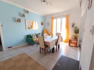 een woonkamer met een tafel en een eetkamer bij La Bugeotte :p in Marseille