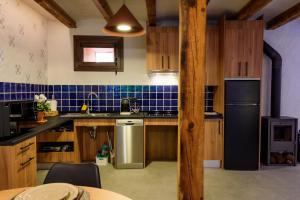 a kitchen with a sink and a refrigerator at Las Horneras de Cobeta. Apartamento Andrea in Cobeta