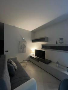 ein Wohnzimmer mit einem Sofa und einem TV in der Unterkunft Pepe Apartments in Gragnano