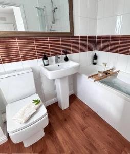 a bathroom with a sink and a toilet and a tub at Lichfield City Cathedral Walk 3 Bedroom Coachhouse in Lichfield +18 photos