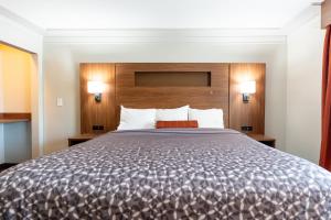 Ένα ή περισσότερα κρεβάτια σε δωμάτιο στο Kalika Hotel