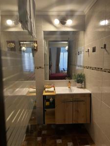 y baño con lavabo, bañera y espejo. en Hab. privada en Cité histórico del barrio Yungay en Santiago