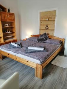 1 cama grande de madera en una habitación con en Őrségi Lápréti Vendégház, en Szőce