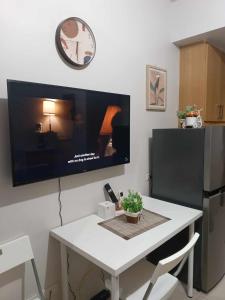 En tv och/eller ett underhållningssystem på Shell Residences condotel Staycation