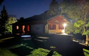 ein Haus mit einem Licht an der Seite in der Nacht in der Unterkunft B&B Le Petit Vent in Sormano