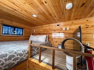 Rúm í herbergi á Tiny House - mountain views close to everything