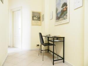 ローマにあるRe di Roma Houseのテーブルと椅子