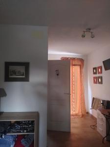 ein leeres Zimmer mit einer Tür und einem Fenster in der Unterkunft Finca Caracol in Bolulla