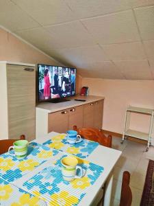 Televízia a/alebo spoločenská miestnosť v ubytovaní Mansarda Imola centro con parcheggio privato