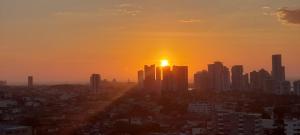 a city skyline with the sun setting in the sky at Confort y descanso cerca al mar in Cartagena de Indias