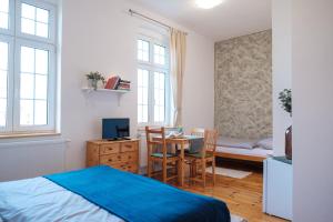 1 dormitorio con 1 cama, mesa y sillas en U staré cesty en Horní Slavkov