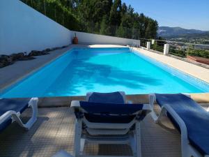 Swimming pool sa o malapit sa Colina de Picoutos Moradia com piscina