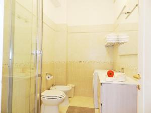 羅馬的住宿－Anthony's Home，浴室配有卫生间、淋浴和盥洗盆。