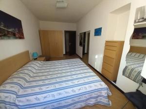 een slaapkamer met een groot bed in een kamer bij Casa Rolecca - Nel Cuore di Rapallo in Rapallo