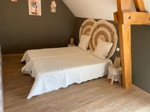 a bedroom with a bed with a wooden head board at Le Petitepinay in Moitron-sur-Sarthe