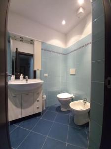 bagno blu con lavandino e servizi igienici di Casa Rolecca - Nel Cuore di Rapallo a Rapallo