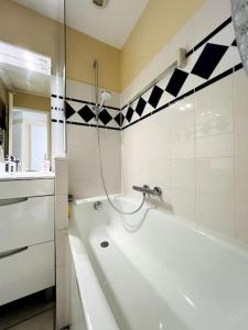 Ванная комната в Embruns - Appartement au calme