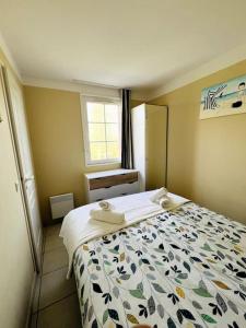 Кровать или кровати в номере Embruns - Appartement au calme