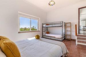 een slaapkamer met 2 stapelbedden en een raam bij Villa con piscina en Fuengirola in Fuengirola