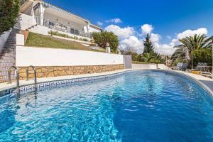 een zwembad voor een huis bij Villa con piscina en Fuengirola in Fuengirola