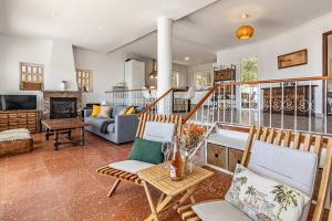 een woonkamer met 2 stoelen en een bank bij Villa con piscina en Fuengirola in Fuengirola