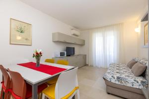 Η κουζίνα ή μικρή κουζίνα στο MANSUELA Apartmani PUNTA