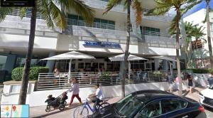 - un groupe de personnes se déplaçant à pied et à vélo devant un bâtiment dans l'établissement Boutique Suites 3 min walk to beach, à Miami Beach