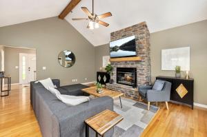 ein Wohnzimmer mit einem Sofa und einem Kamin in der Unterkunft Lakeside Hideaway - Lake House Cabin with Views in Rogers