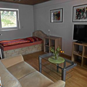 ein Wohnzimmer mit einem Sofa und einem Tisch in der Unterkunft Haus der Kunst in Dülmen
