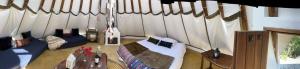 a living room with a couch and a table at Aldea Tipi: El Molino de Aldebarán in Villa de Leyva