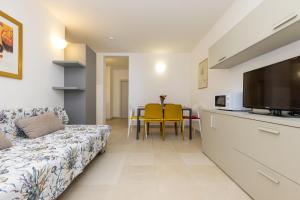 Μια τηλεόραση ή/και κέντρο ψυχαγωγίας στο MANSUELA Apartmani PUNTA