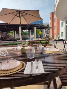 テキスキアパンにあるSaint George Hotel - Spa & Temazcalの木製テーブル(皿、メガネ付)