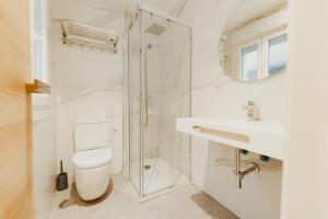 biała łazienka z toaletą i prysznicem w obiekcie HOTEL LOTUS w mieście Caldas de Reis