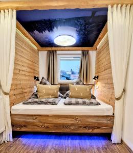 ein Schlafzimmer mit einem großen Bett in einem Zimmer in der Unterkunft Ferienwohnungen Wolf - Pfronten Mitte, in Pfronten