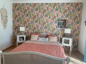 um quarto com uma cama e um papel de parede colorido em La Miougrano em Plan-dʼOrgon