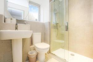 e bagno con servizi igienici, lavandino e doccia. di Anglian Retreat - Close to City Centre - Free Parking, Fast Wifi and Smart TV by Yoko Property a Coventry