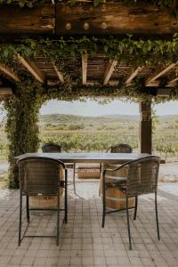 einen Tisch und Stühle unter einer Pergola in der Unterkunft Hotel Casa De Quino in Querétaro